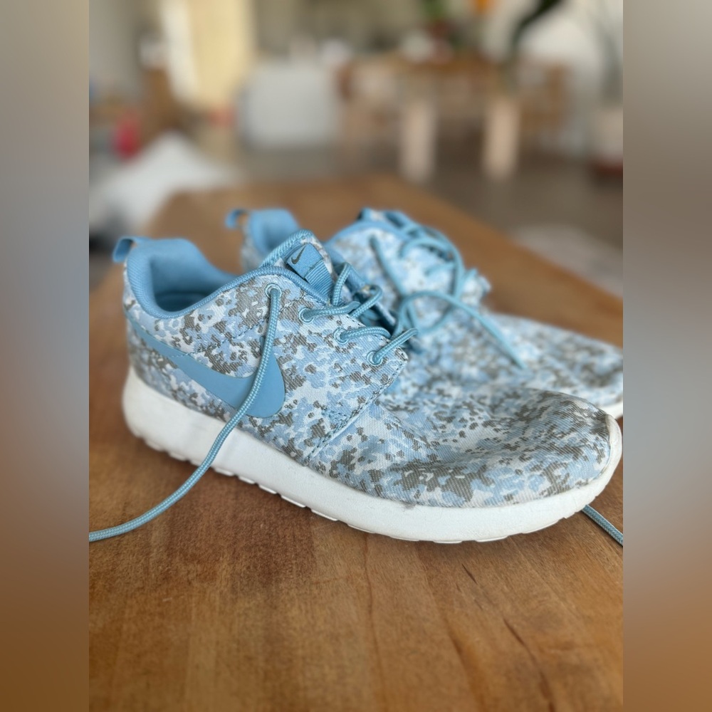 Women’s Roshe Run Premium 'Blue Camo' Nike shoes